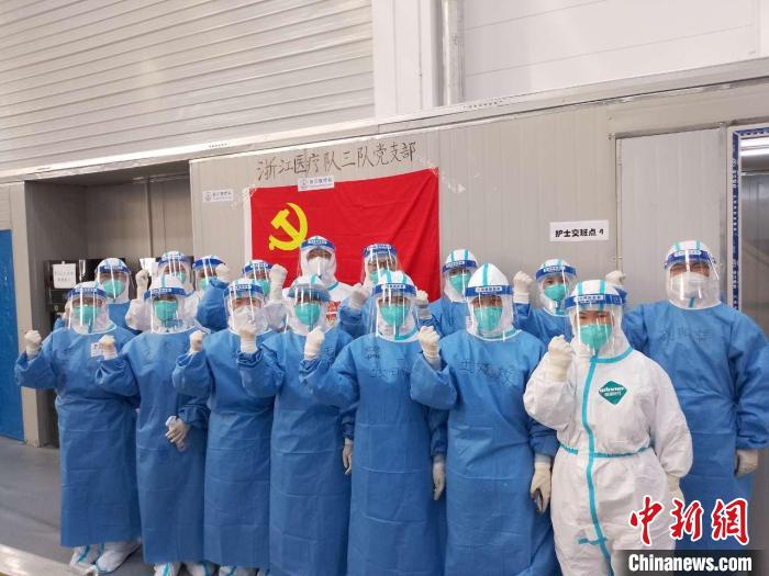 由張茂副院長帶領浙大二院的55名隊員3日奔赴上海抗疫。　朱琳 攝