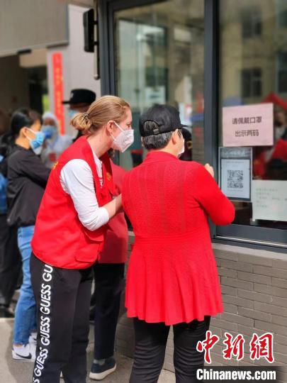 社區里來了“金發”志愿者：“我是半個中國人”