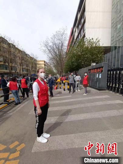 伊莉娜在疫情防控現(xiàn)場當志愿者?！∫晾蚰缺救斯﹫D
