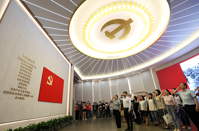 2021年6月3日，黨員在上海中共一大紀念館重溫入黨誓詞。