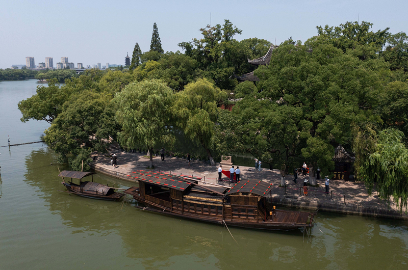 2022年7月27日，南湖紅船?？吭谡憬〖闻d市南湖旅游區(qū)的湖心島旁。